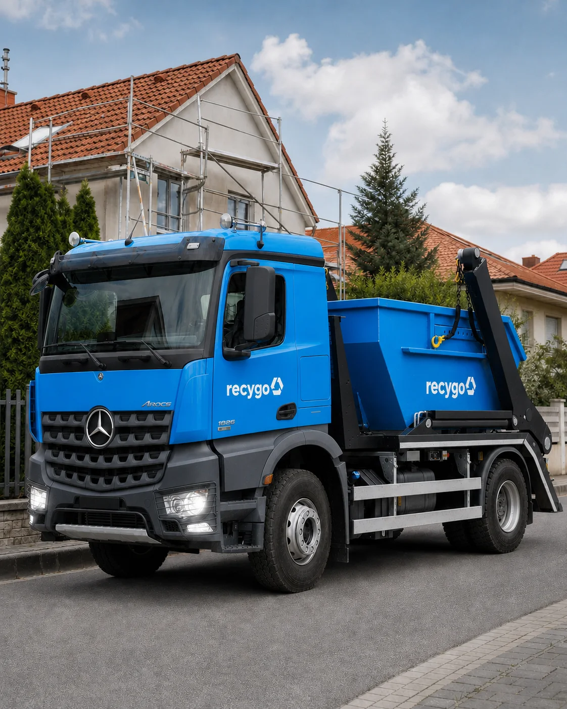 Camion albastru Recygo pentru transportul containerelor la o lucrare din zona Budapestei