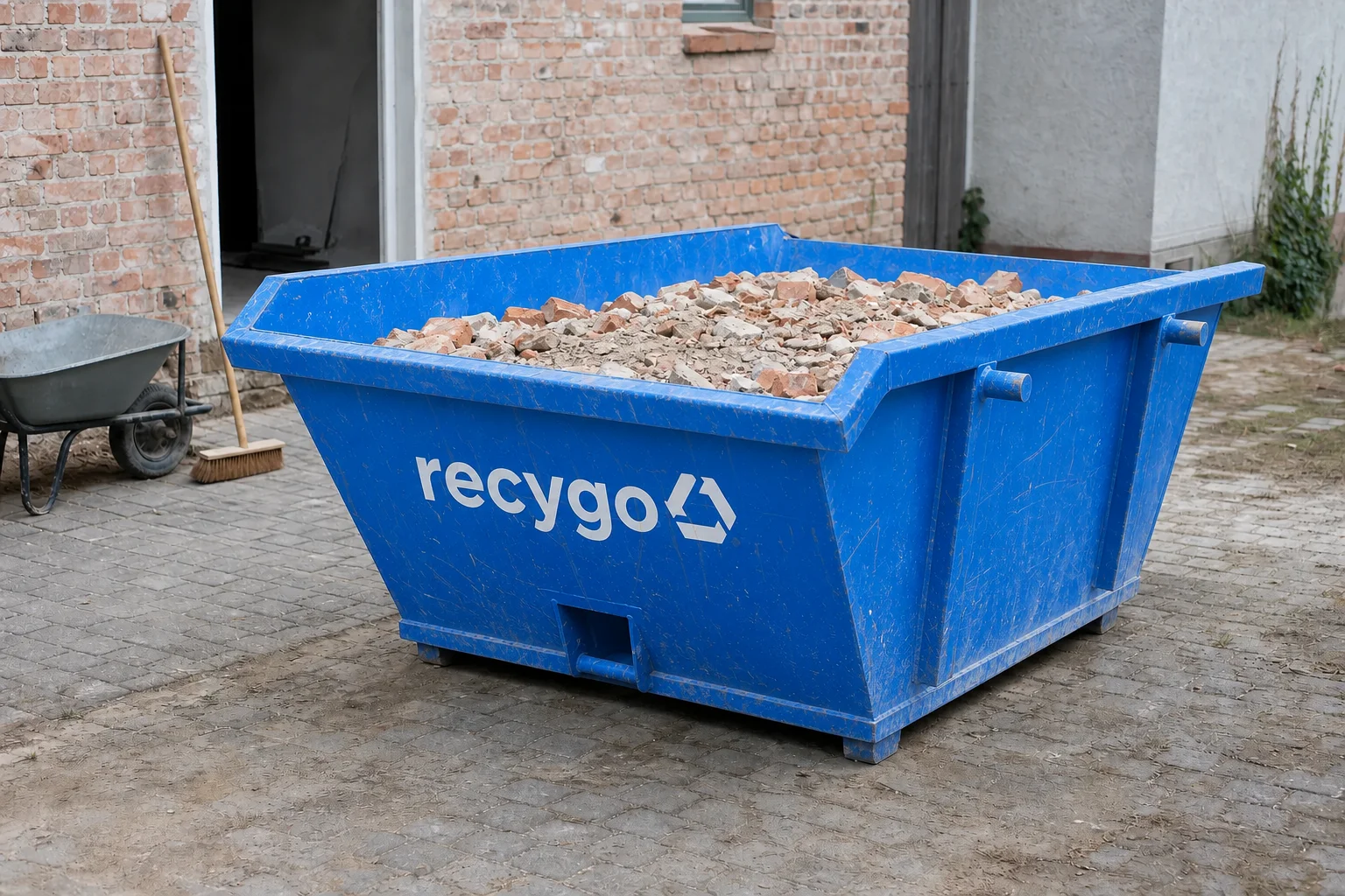 Bontási törmelékkel megrakott kék Recygo konténer